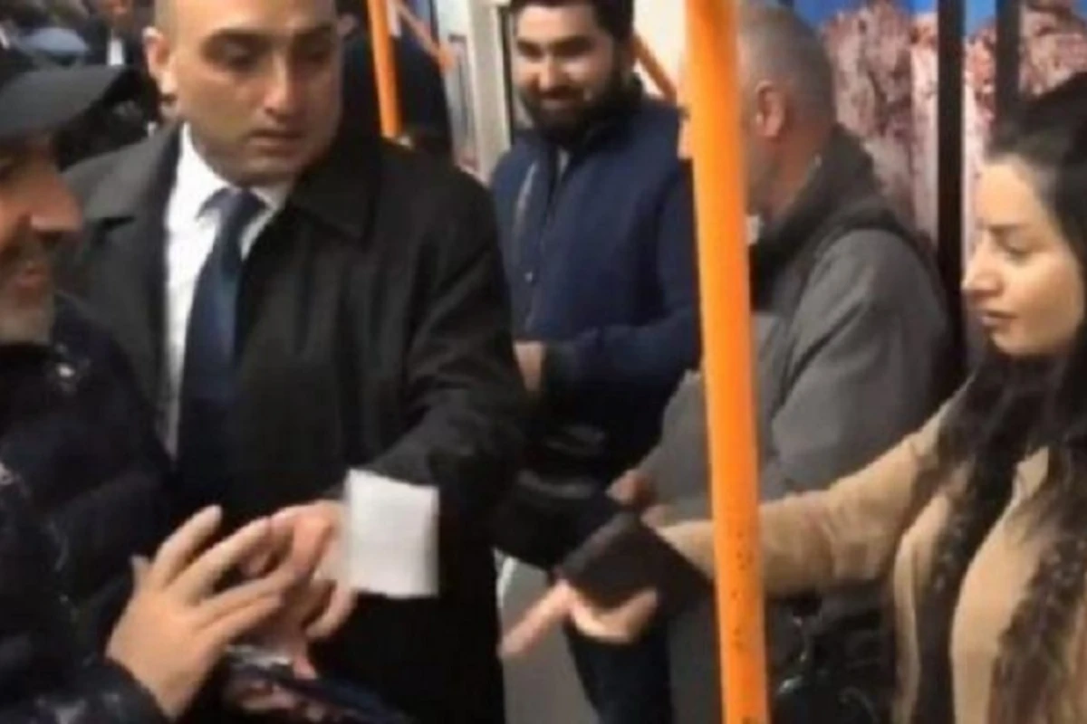Bukleti cırıb Paşinyanın üstünə atdı - VİDEO