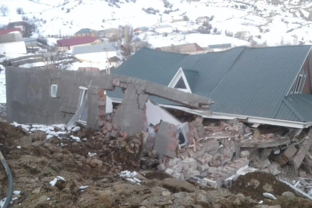 Lerikdə torpaq sürüşməsi olub, ölən var - FOTO