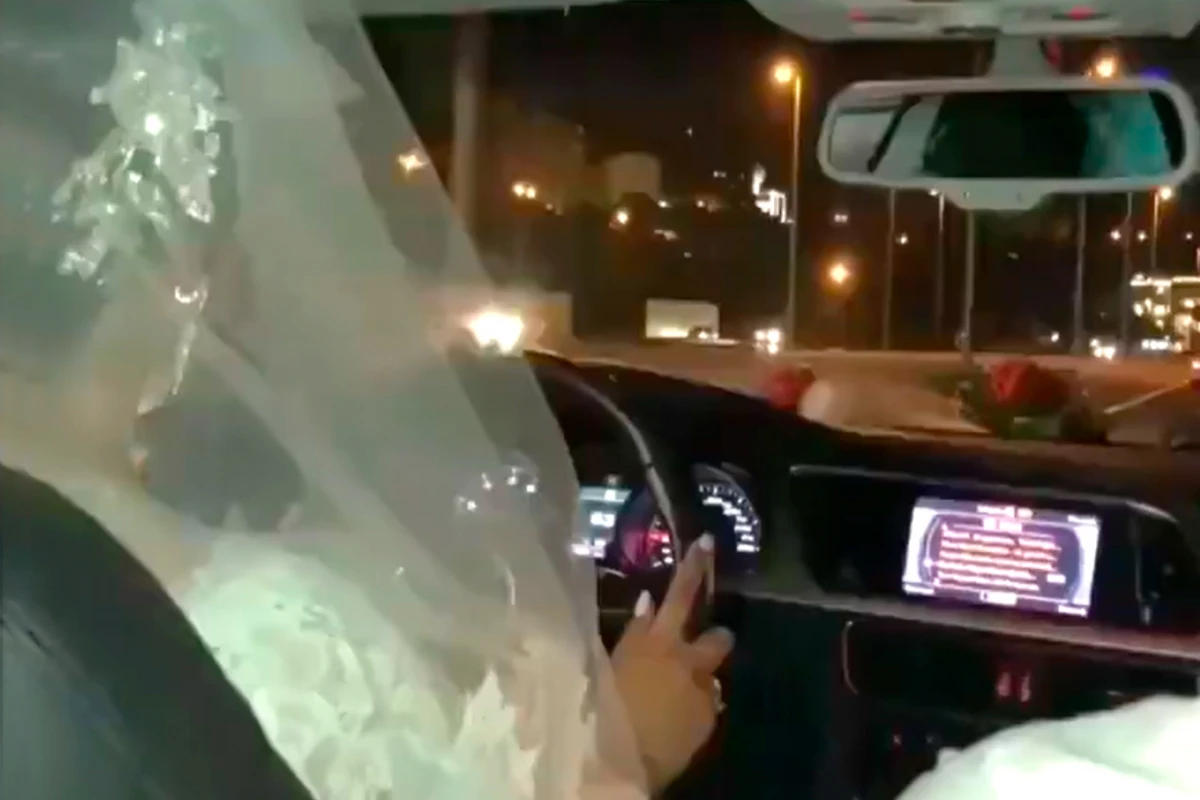 Bakıda bəy sərxoş oldu, maşını gəlin sürdü - VİDEO Bakıda bəy sərxoş oldu, maşını gəlin sürdü - VİDEO