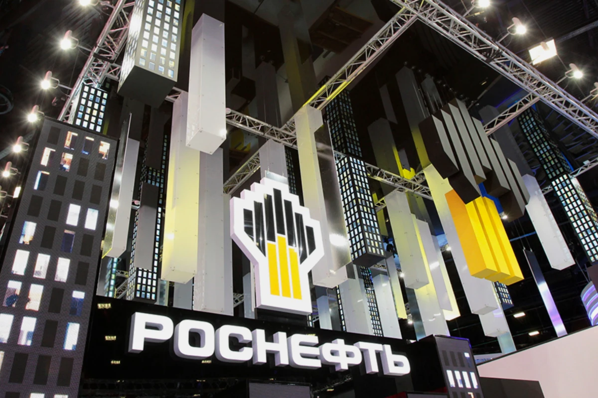 Россия резко увеличивает добычу нефти, несмотря на обвал цен