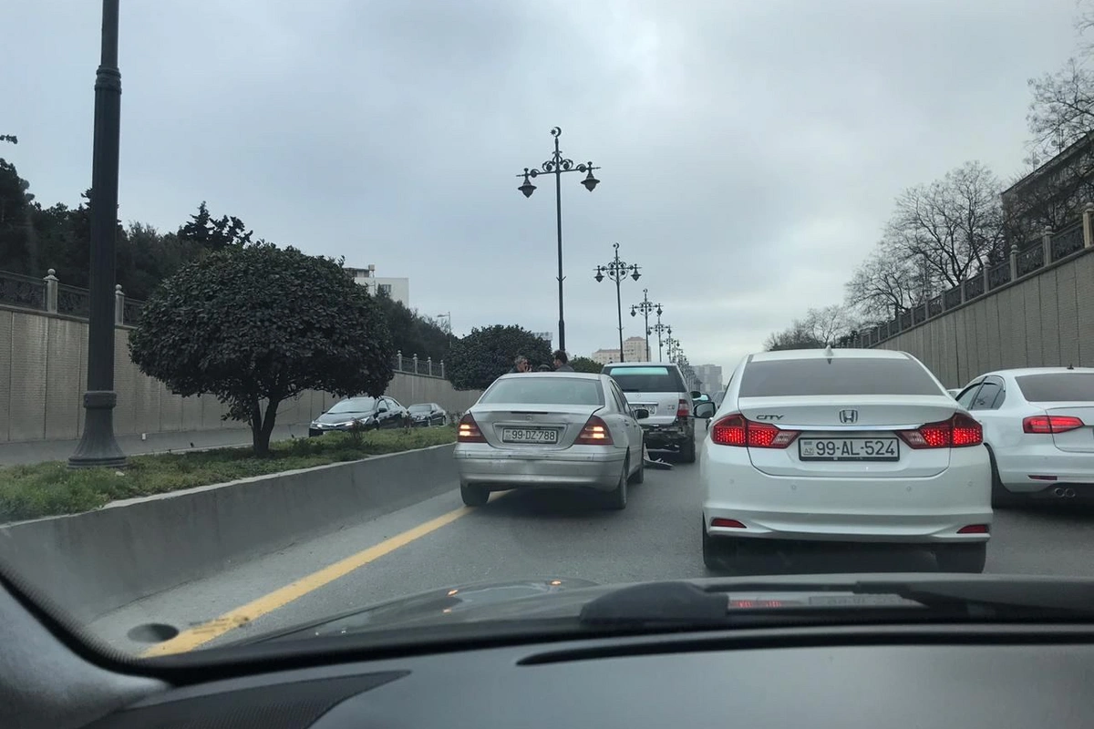 Bakıda zəncirvari qəza - Tıxac yarandı