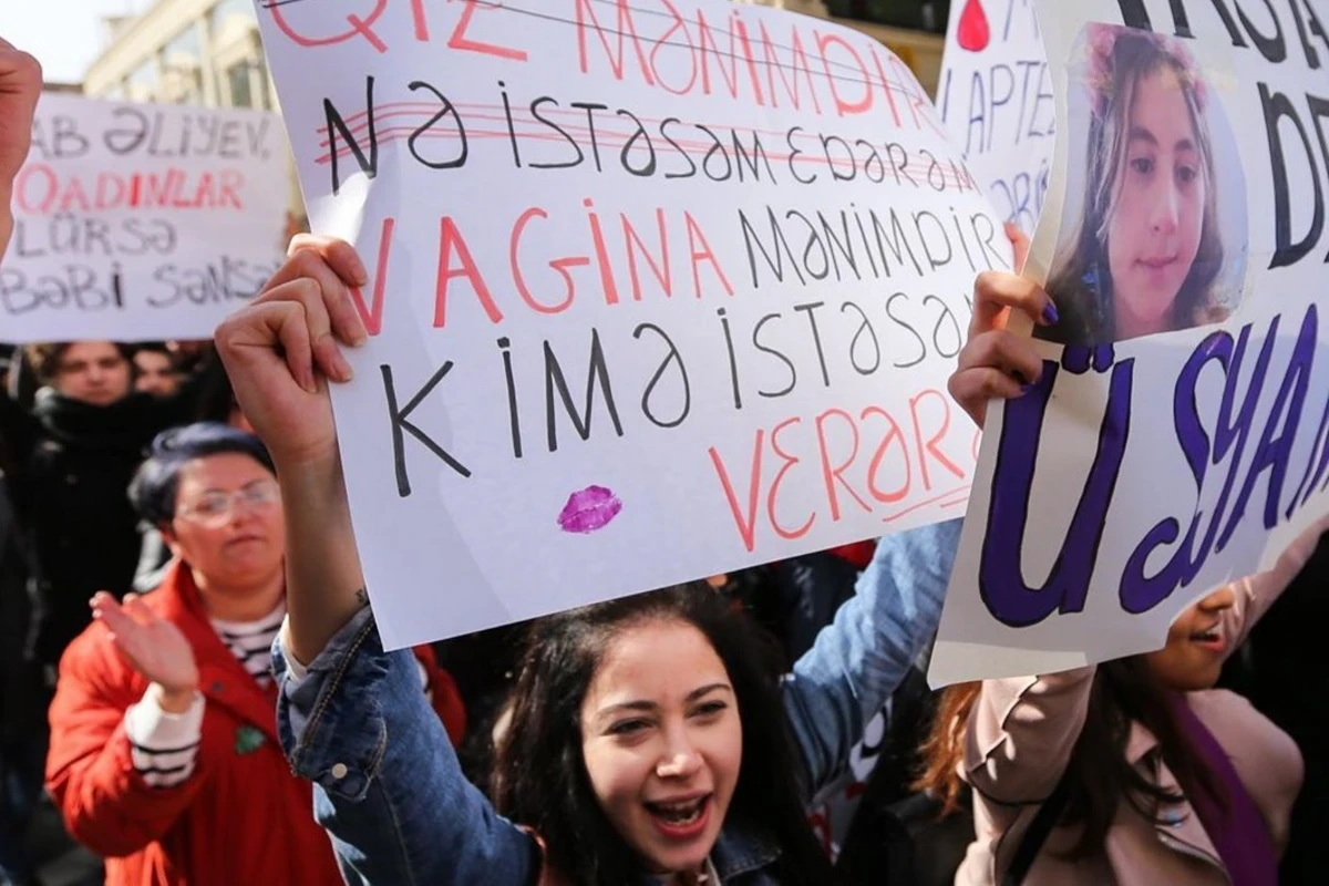 Aksiyada o plakatı qaldıran qız özünü binadan atdı