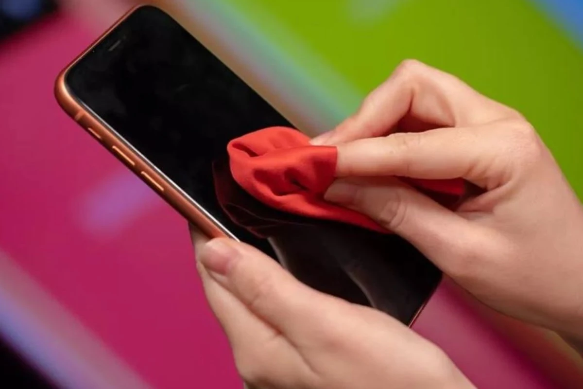 Apple разрешила протирать iPhone