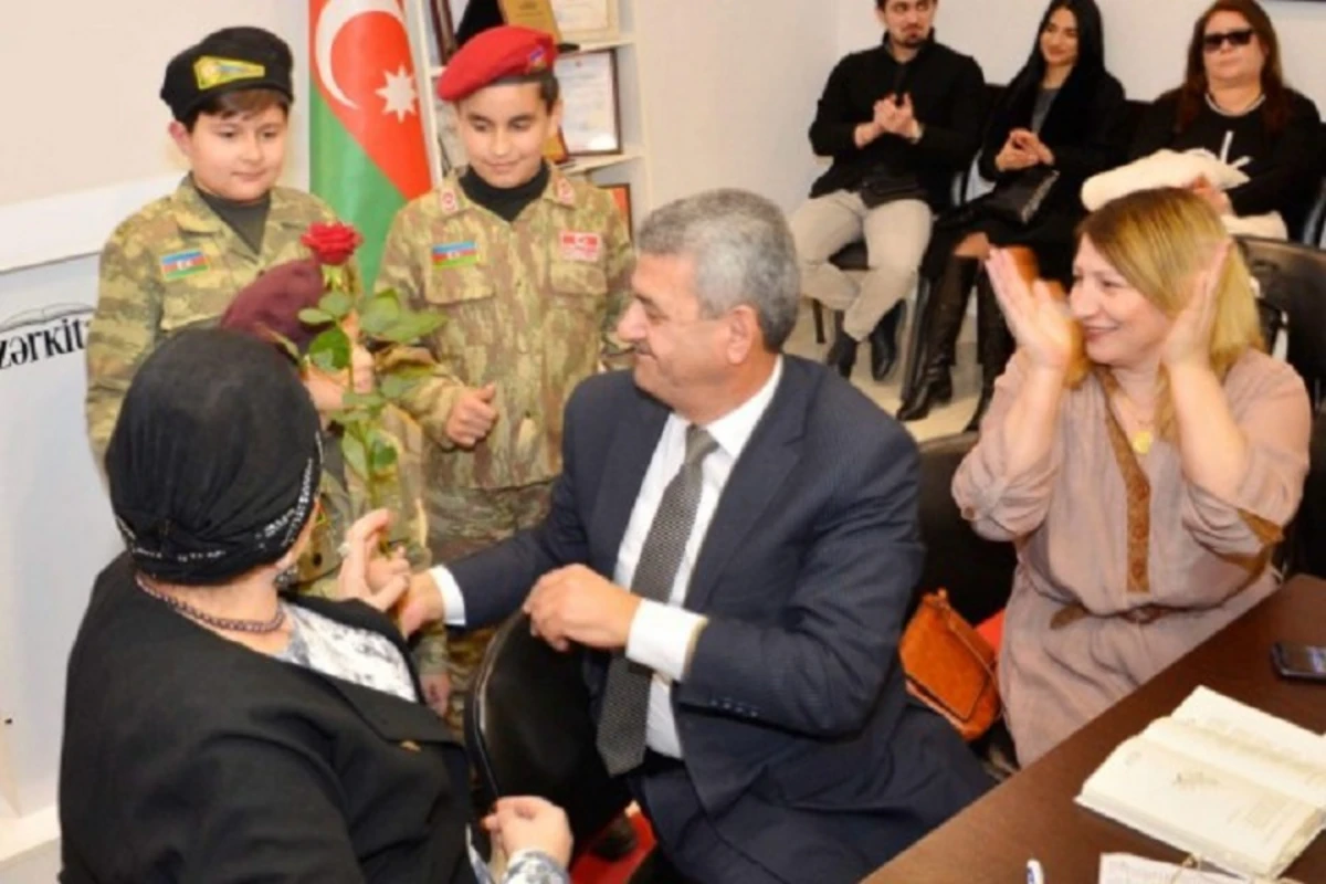 Ermənilər Aprel döyüşləri ilə bağlı şeirləri bu kitabdan çıxardılar - FOTO