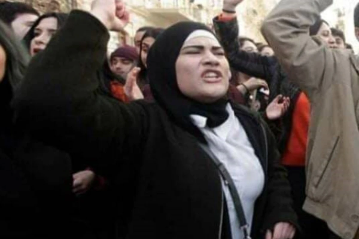 Hicablı feminist aksiyada iştirak etdiyinə görə dayısı tərəfindən döyülüb - FOTO