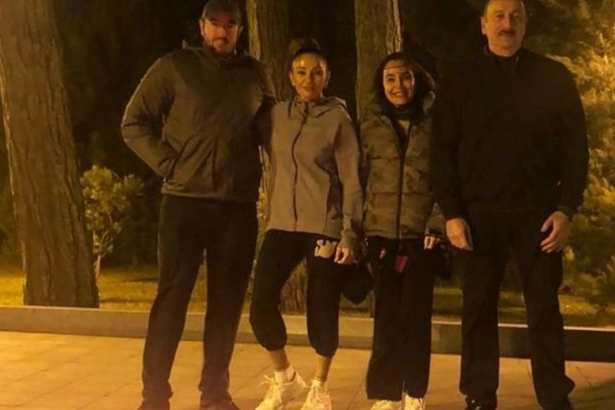 Ильхам Алиев вместе с семьей отметил Ель чершенбеси - ФОТО