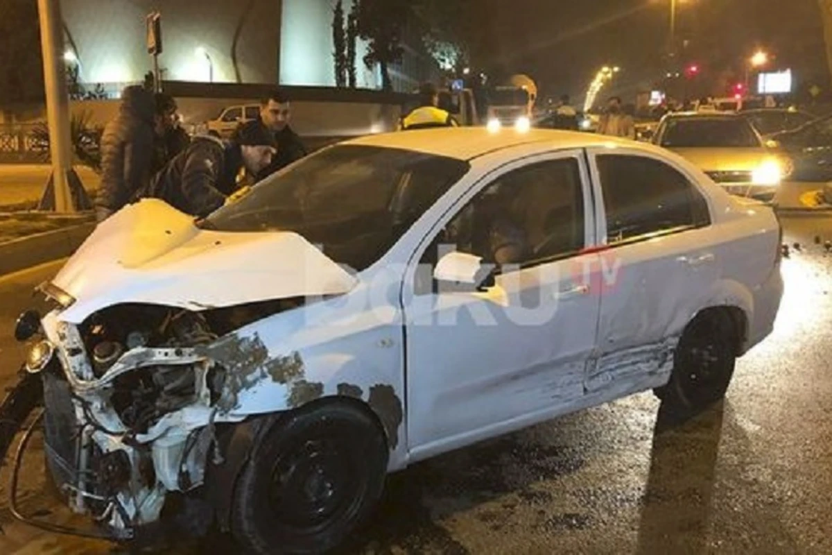 Bakıda iki avtomobil toqquşub, xəsarət alan var - VİDEO Bakıda iki avtomobil toqquşub, xəsarət alan var - VİDEO