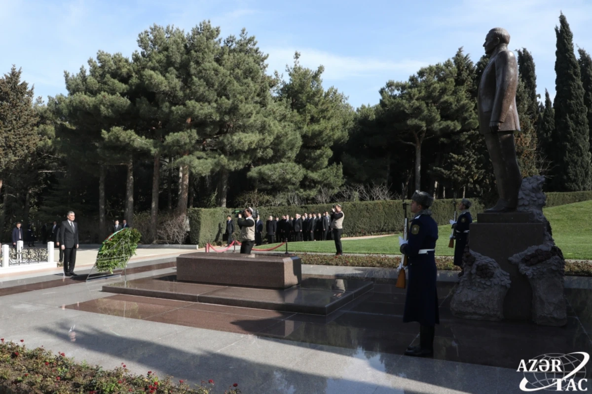 Türkmənistan Prezidenti Fəxri xiyabanı ziyarət edib - FOTO