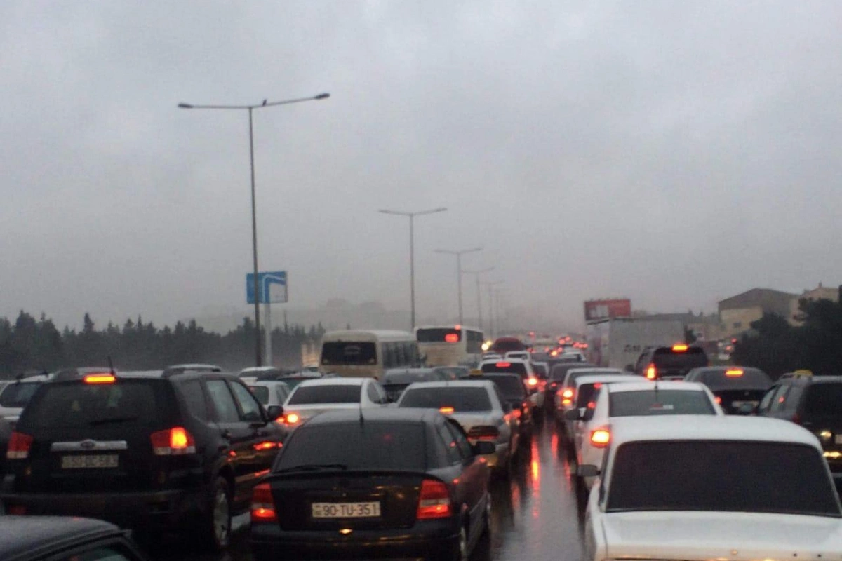 Bakıda beton daşıyan yük avtomobili qəza törətdi - Şəhərə giriş bağlandı - VİDEO Bakıda beton daşıyan yük avtomobili qəza törətdi - Şəhərə giriş bağlandı - VİDEO