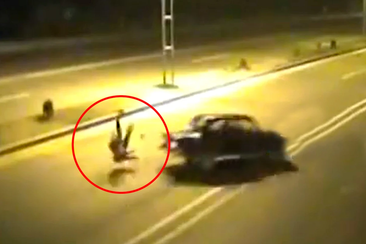 Bakıda yolu keçən qızı maşın vurub kənara atdı - VİDEO