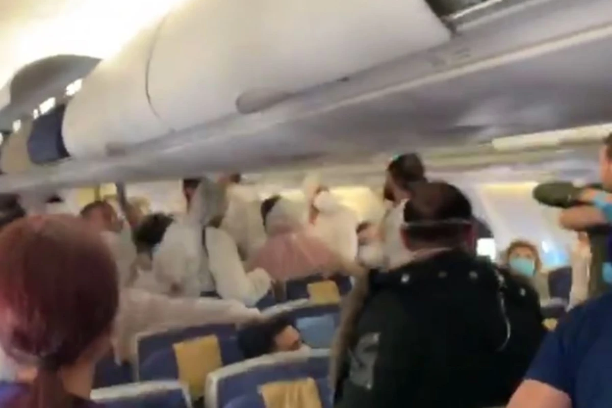 На борту самолета побили пассажиров, намеренно чихающих на людей - ВИДЕО