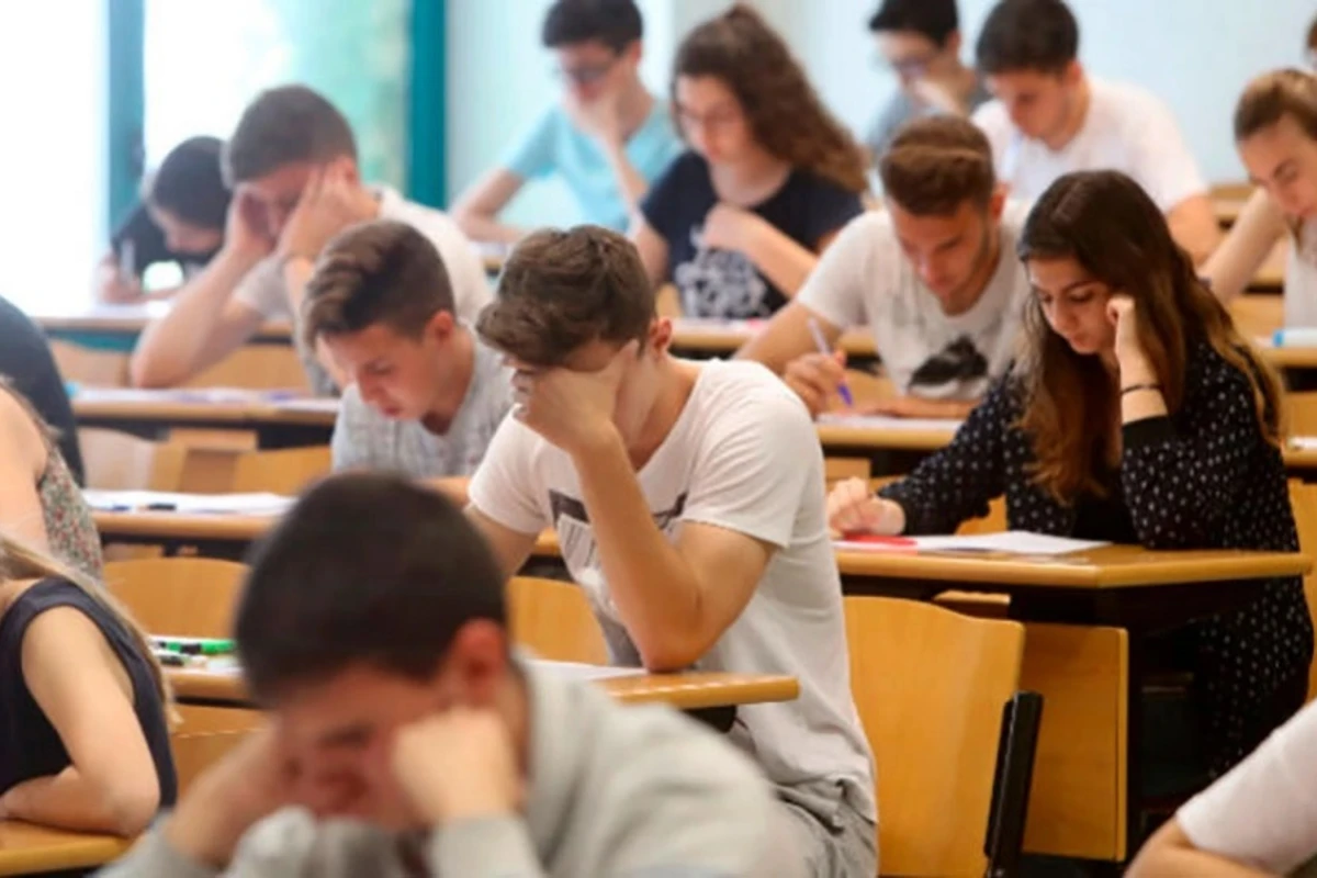 В Азербайджане перенесены даты выпускных экзаменов, изменено время приема документов в вузы