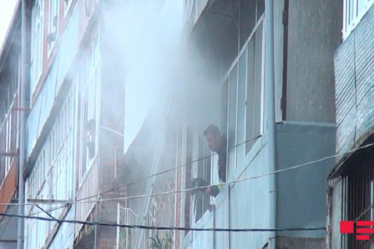 Yaşayış binasında yanğın: 20 nəfər təxliyə edildi - FOTO