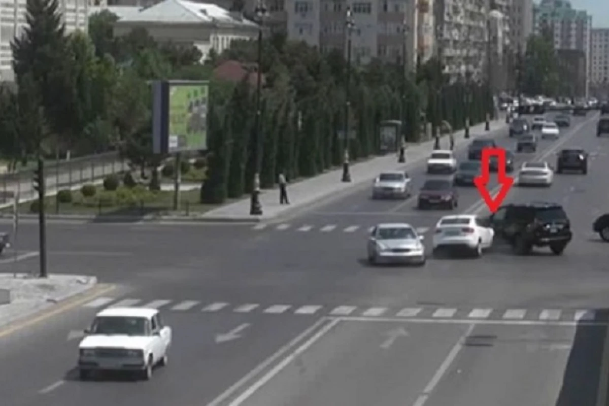 Bakıda qəza anı kameraya düşdü - Prado qəfil yola çıxdı... - VİDEO