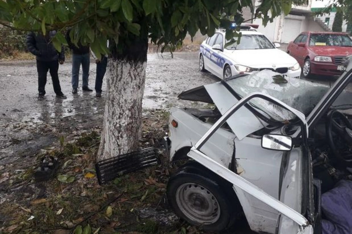 Şəmkirdə avtomobil ağaca çırpıldı, ölən var