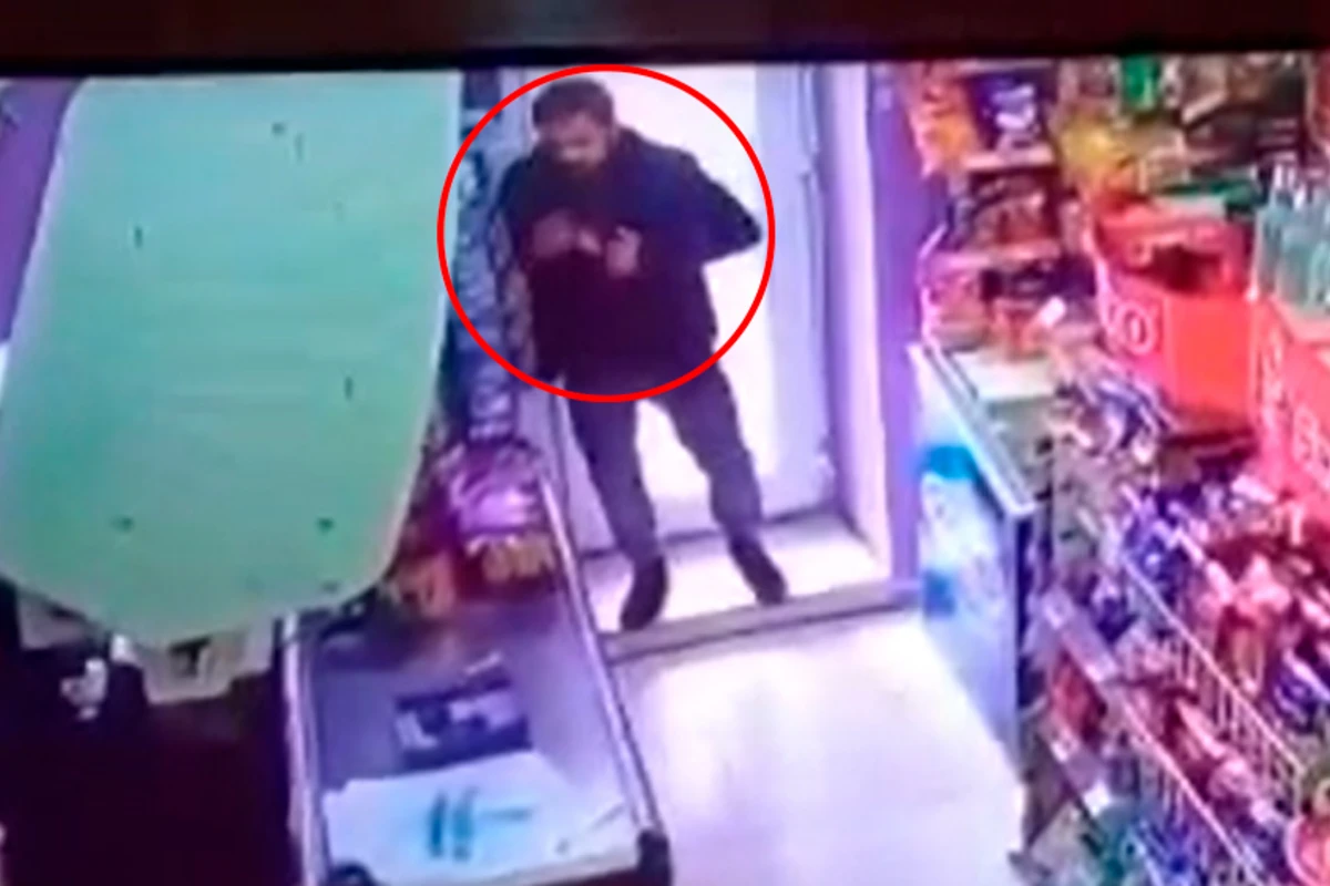 Pul xırdalamaq istəyən şəxsin əməli anbaan kameraya düşdü - VİDEO Pul xırdalamaq istəyən şəxsin əməli anbaan kameraya düşdü - VİDEO
