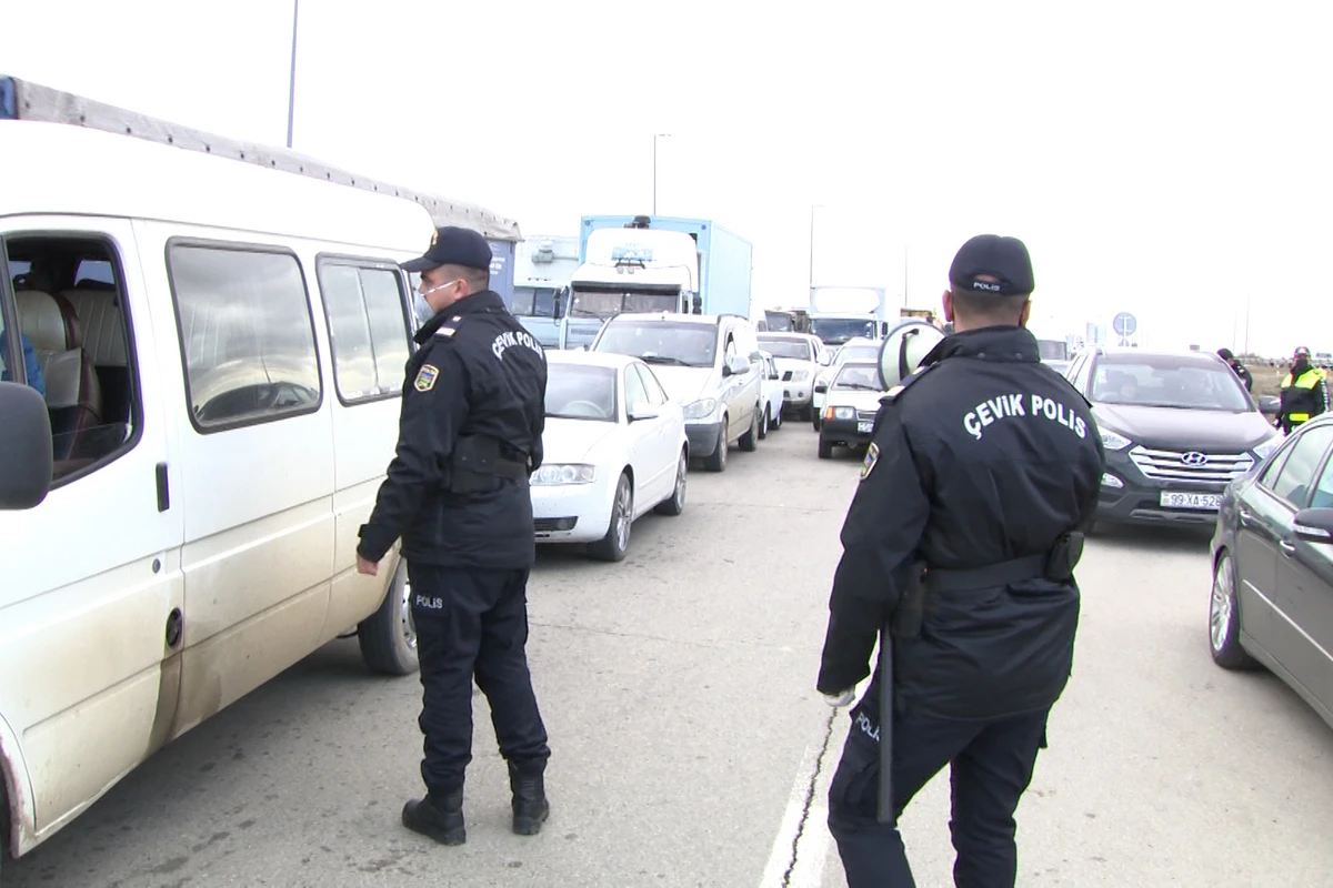 Polislər sürücülərə spirt, maska və əlcək payladılar - VİDEO