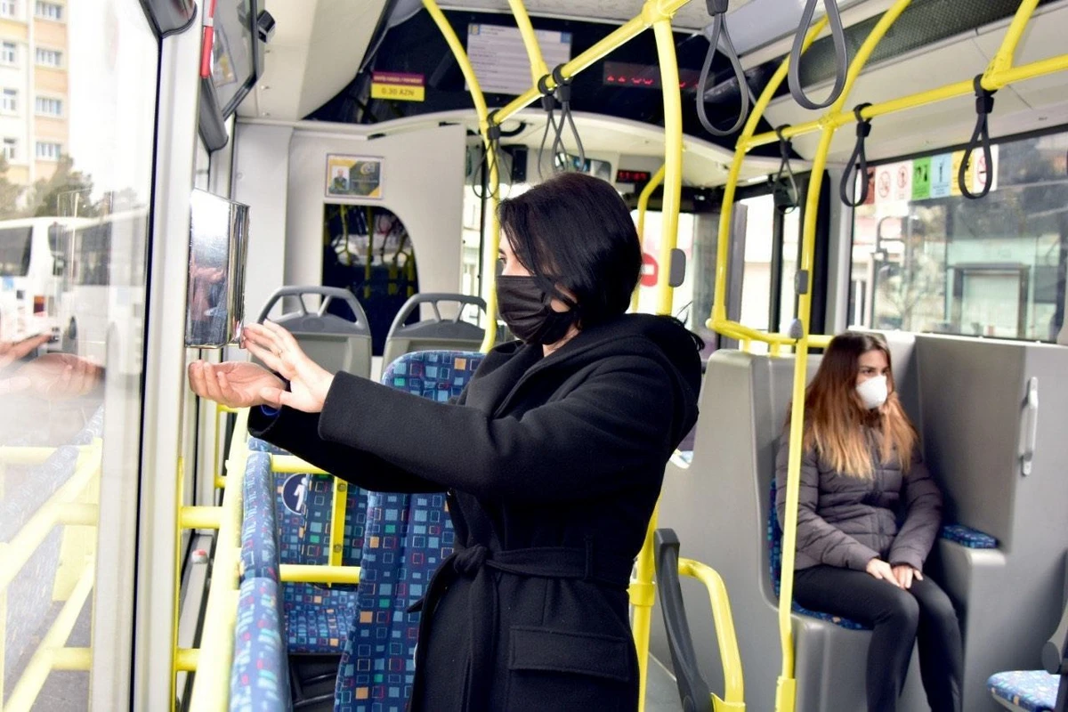 Bakıda avtobuslarda dezinfeksiyaedici məhlul yerləşdirilib Bakıda avtobuslarda dezinfeksiyaedici məhlul yerləşdirilib