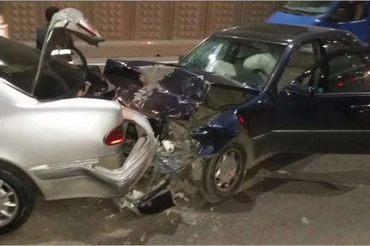 В Баку столкнулись два автомобиля, есть пострадавшая