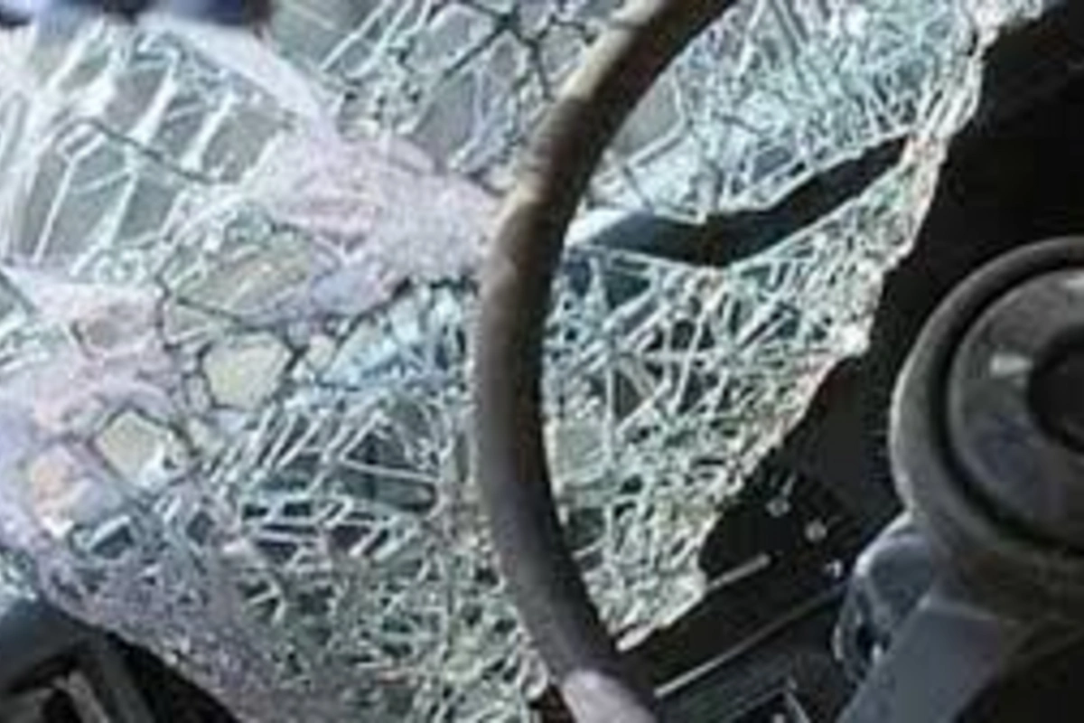 Qəbələdə 17 yaşlı oğlan atasının avtomobili ilə 2 nəfəri vurub