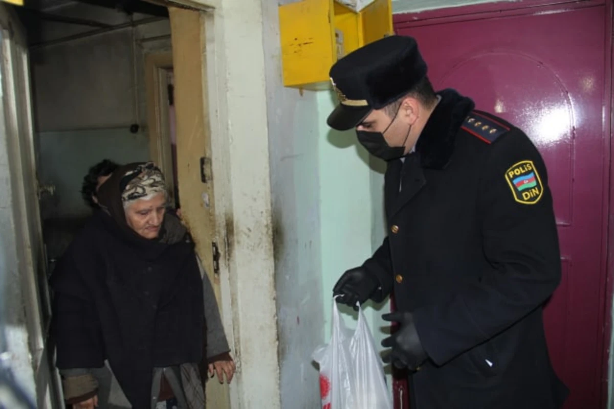 Polislər yaşlılara ərzaq payladı - FOTO Polislər yaşlılara ərzaq payladı - FOTO