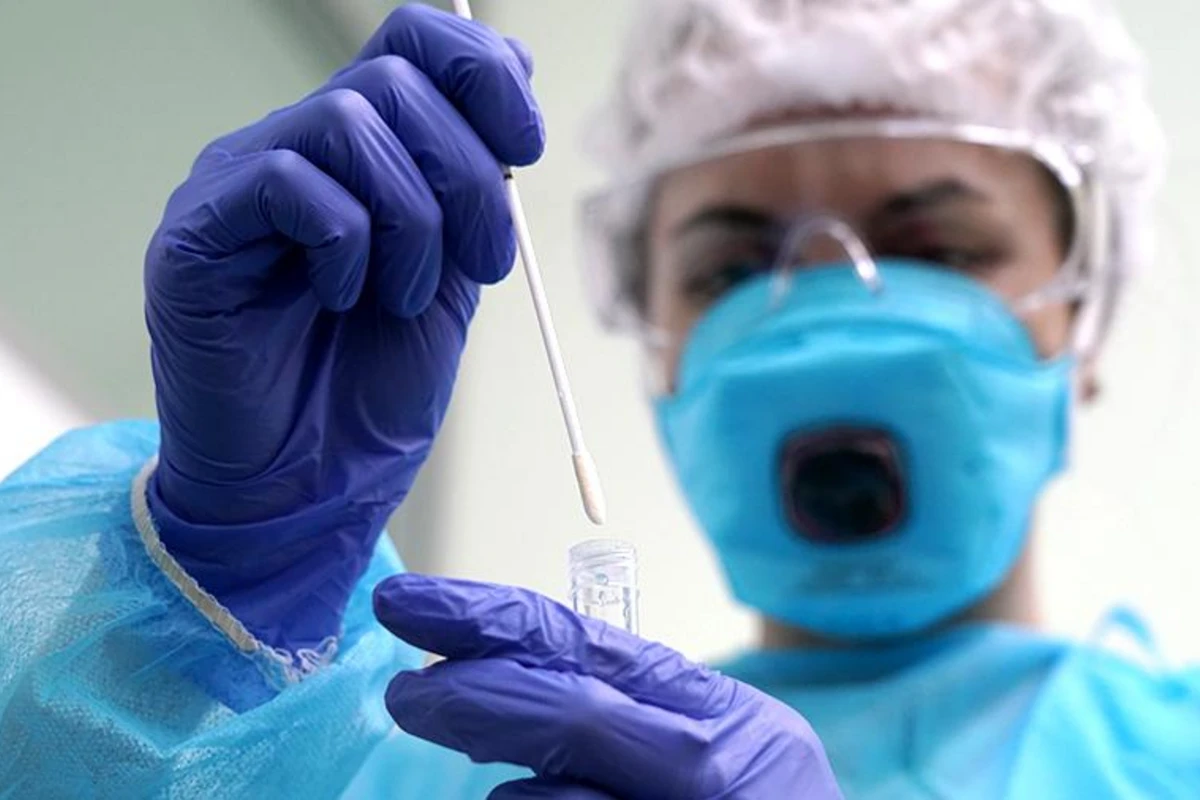 Врачи установили время сохранения коронавируса в организме