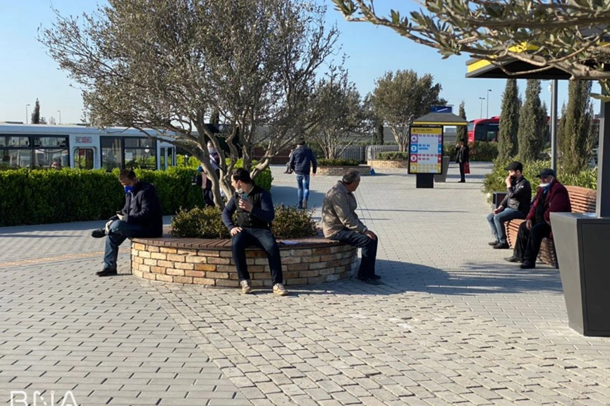 Bakıda skamya və digər oturacaq yerlərindən istifadəyə qadağa qoyuldu - FOTO