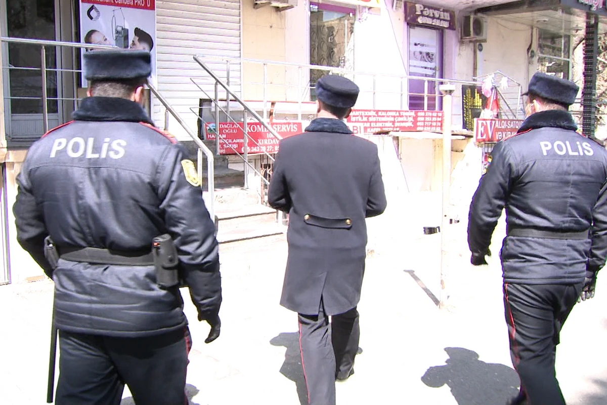 Polislər əhalinin xüsusi karantin rejiminə riayət etməsi üçün tədbirlər görür - FOTO Polislər əhalinin xüsusi karantin rejiminə riayət etməsi üçün tədbirlər görür - FOTO