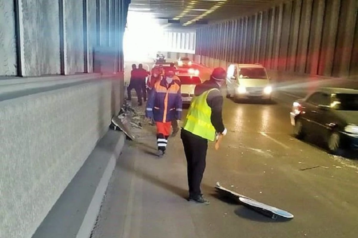 Bakıda sərnişin avtobusu yol ayrıcına çırpılıb - FOTO Bakıda sərnişin avtobusu yol ayrıcına çırpılıb - FOTO