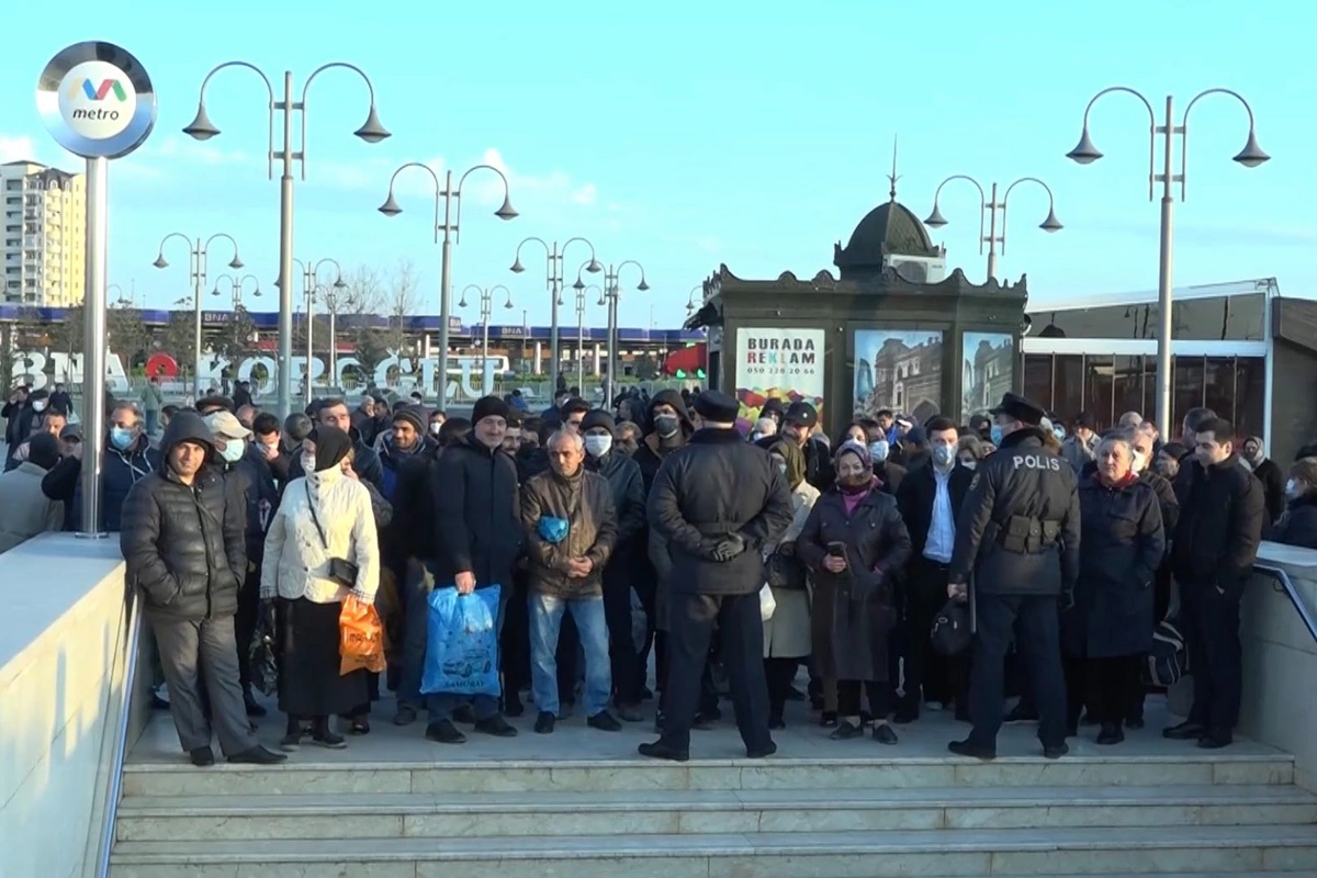 Bakı metrosunda sıxlıq yarandı - VİDEO Bakı metrosunda sıxlıq yarandı - VİDEO