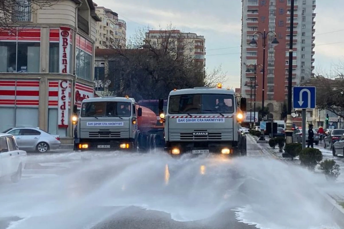 Bakı yolları yeni yuyucu vasitələrlə dən istifadə olunur - FOTO