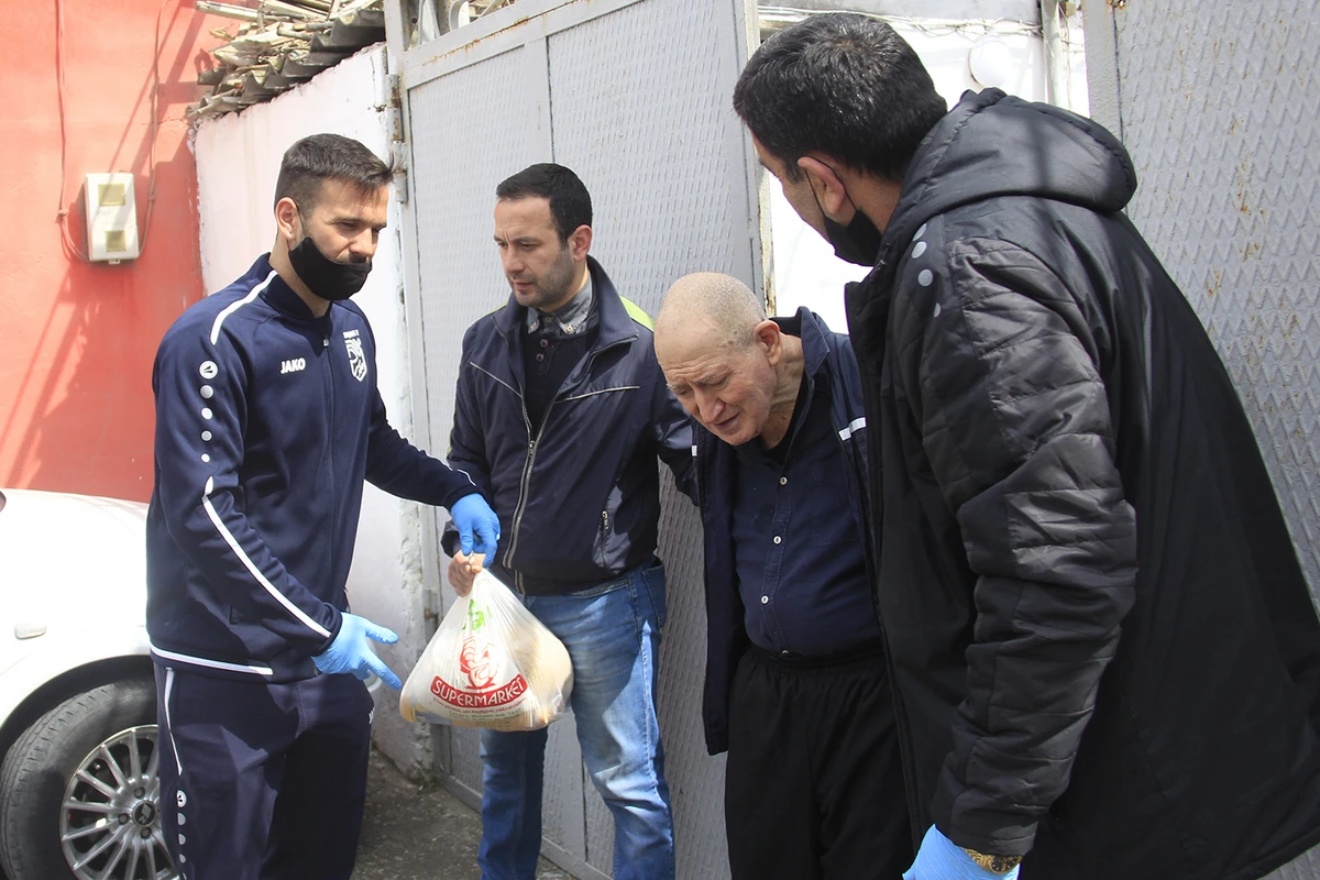 Sumqayıtın futbolçuları “Evdə qal, sağlam qal” aksiyası çərçivəsində yaşlı sakinlərə baş çəkib - FOTO Sumqayıtın futbolçuları “Evdə qal, sağlam qal” aksiyası çərçivəsində yaşlı sakinlərə baş çəkib - FOTO