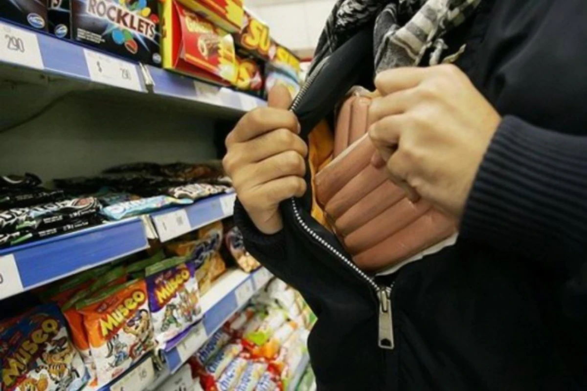 В Баку из магазинов похищены продукты питания и сигареты на 1 000 манатов