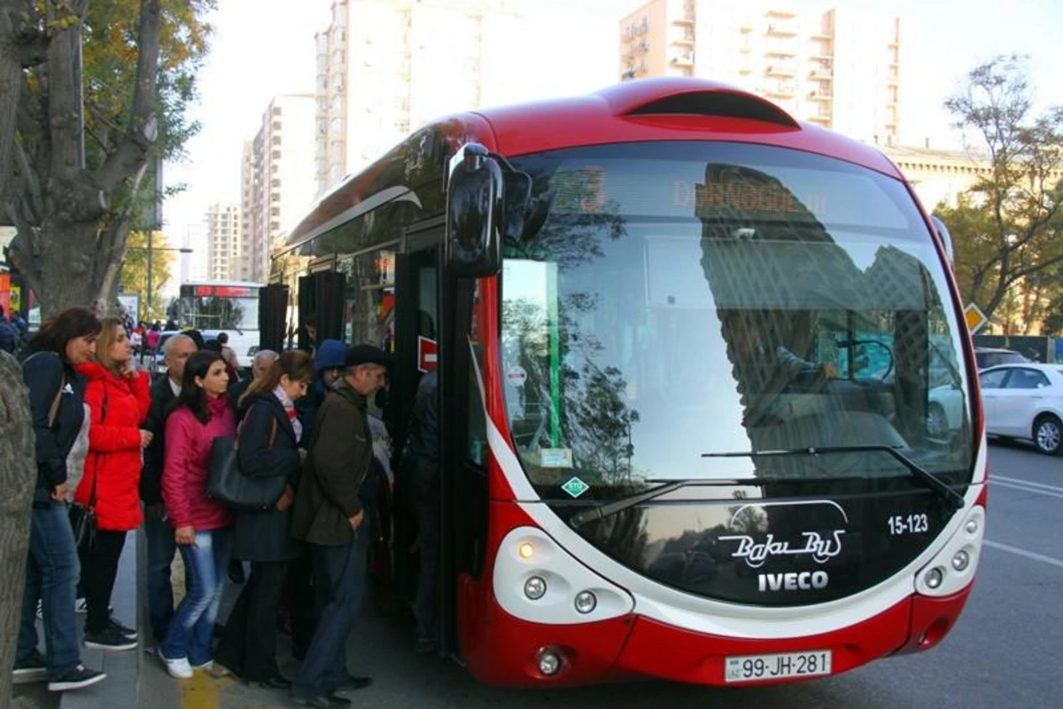 Bakıda avtobus və dayanacaqlarda sıxlıq - FOTO Bakıda avtobus və dayanacaqlarda sıxlıq - FOTO
