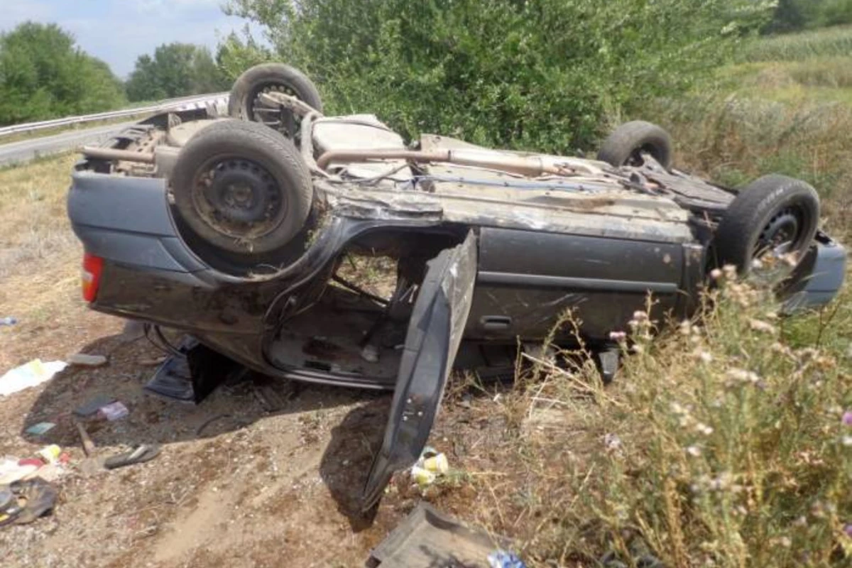 В Баку перевернулся автомобиль, два человека погибли