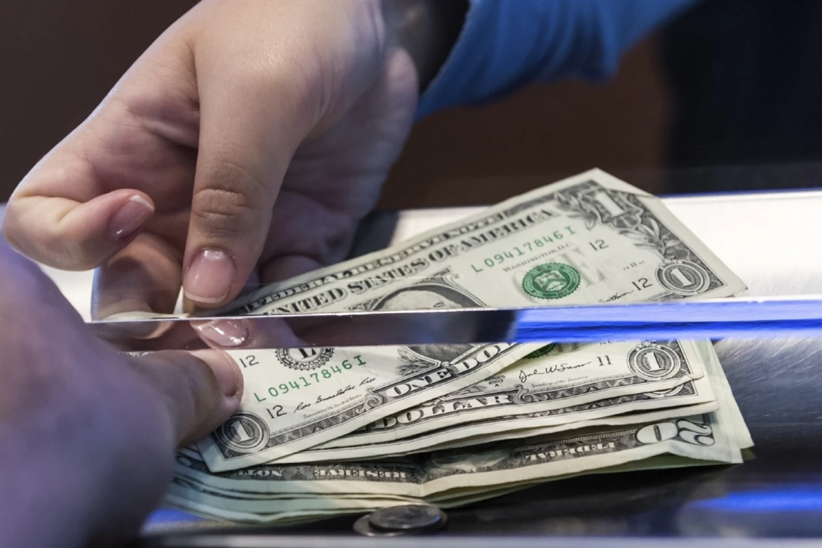 Dollar satışının məhdudlaşdırılması ilə bağlı iddialara CAVAB