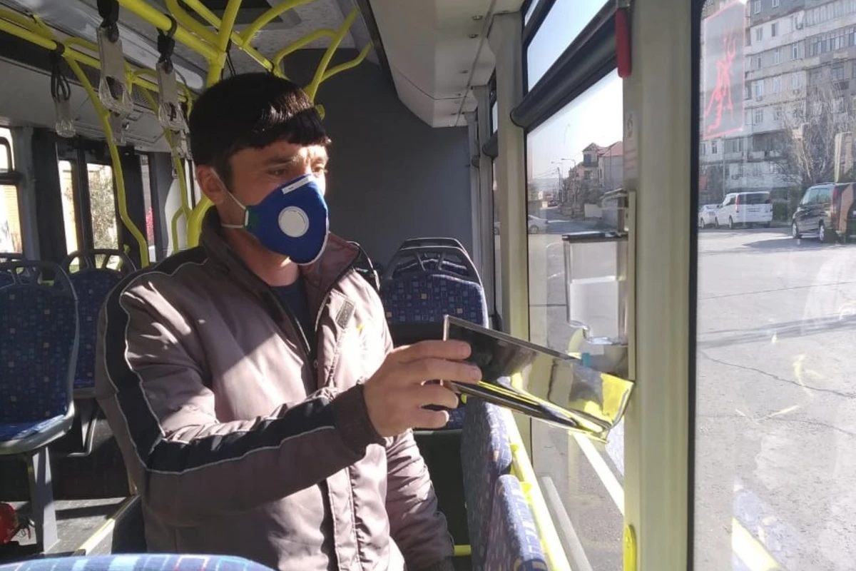 Sərnişinlər avtobuslara quraşdırılan dezinfeksiya qablarını qırır - FOTO Sərnişinlər avtobuslara quraşdırılan dezinfeksiya qablarını qırır - FOTO