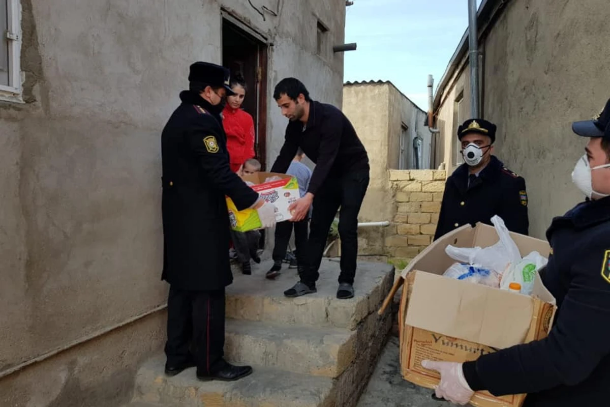 Bakı polisi “Evdə qal” aksiyasına əməl edənlərə yardım etdi - FOTO