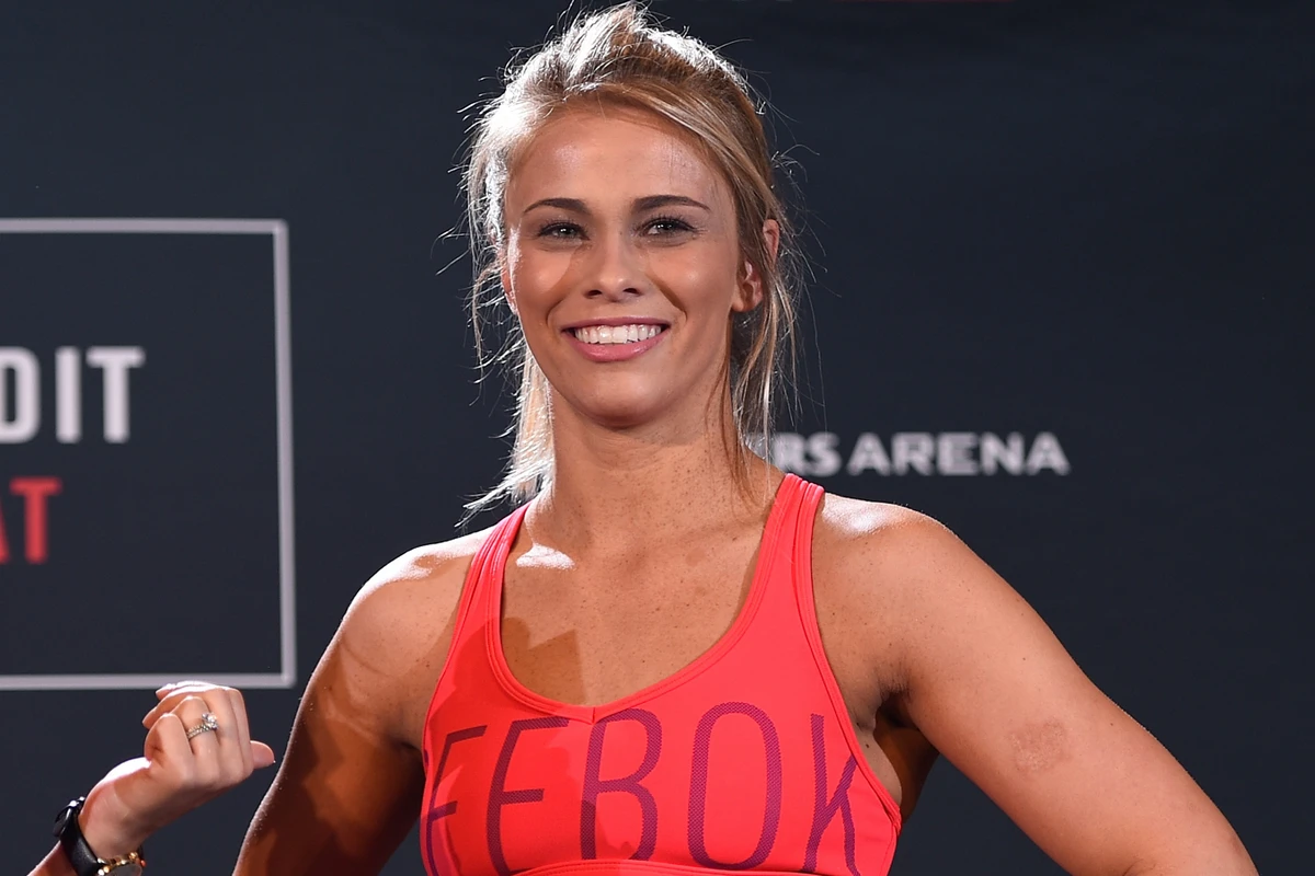 Обнаженная боец UFC прикрылась бокалом и взволновала фанатов - ФОТО