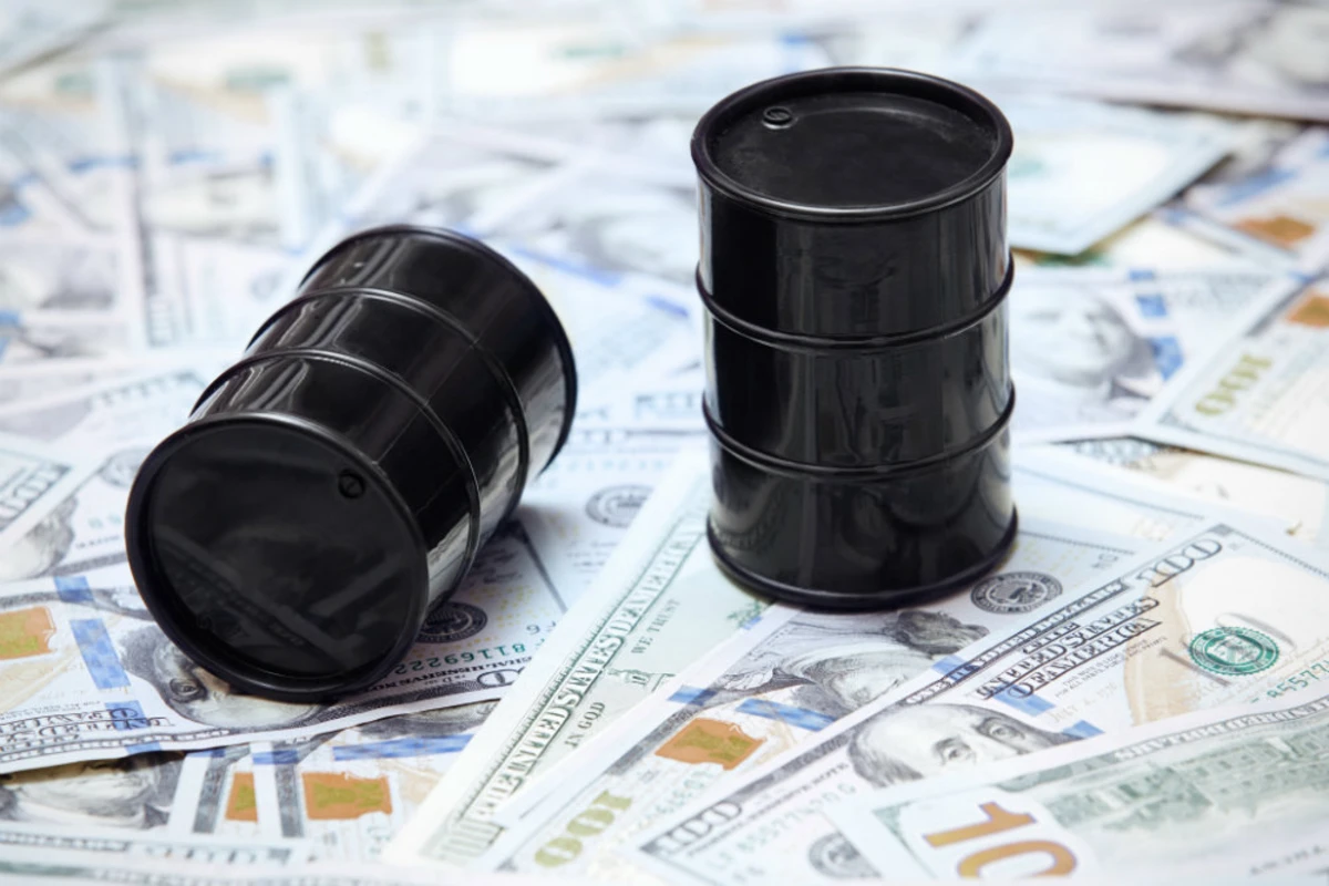 Нефть подешевела