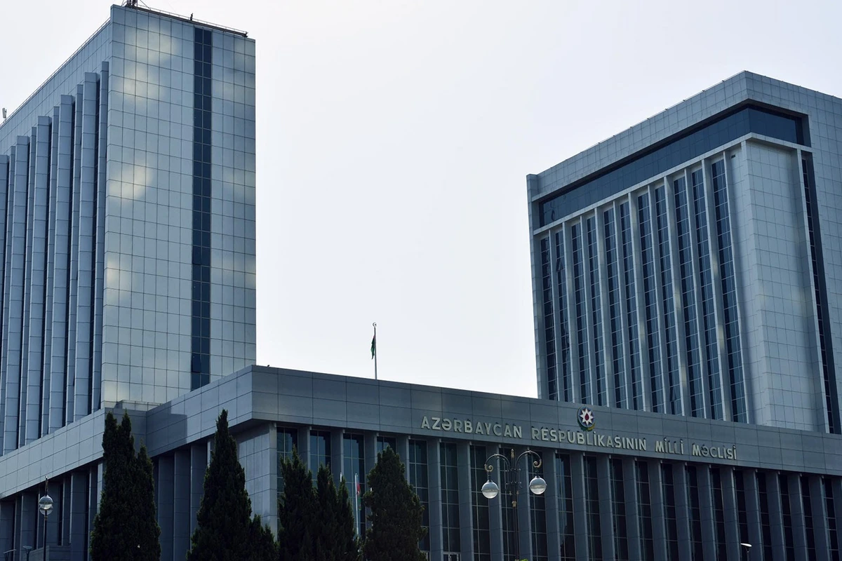Milli Məclisin deputatları xidməti vəsiqə ilə hərəkət edəcəklər Milli Məclisin deputatları xidməti vəsiqə ilə hərəkət edəcəklər
