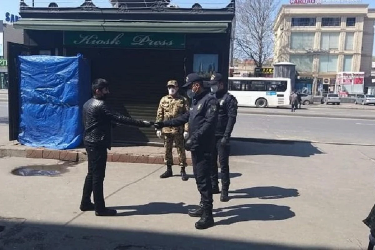 Bakı polisi icazə olmadan hərəkət edən şəxsləri müəyyən etdi - FOTO Bakı polisi icazə olmadan hərəkət edən şəxsləri müəyyən etdi - FOTO