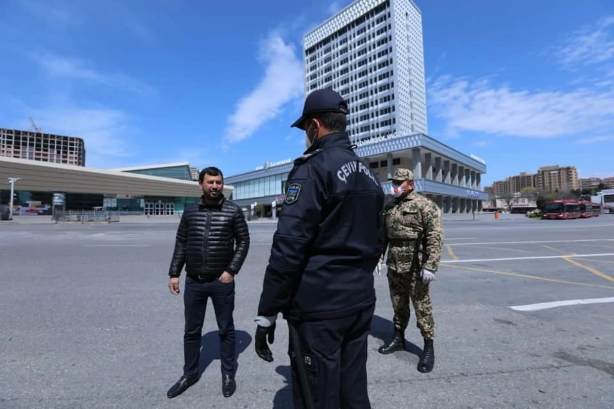 Polis və Daxili Qoşunların hərbçiləri xüsusi karantin rejimini pozanları aşkarlayır - FOTO