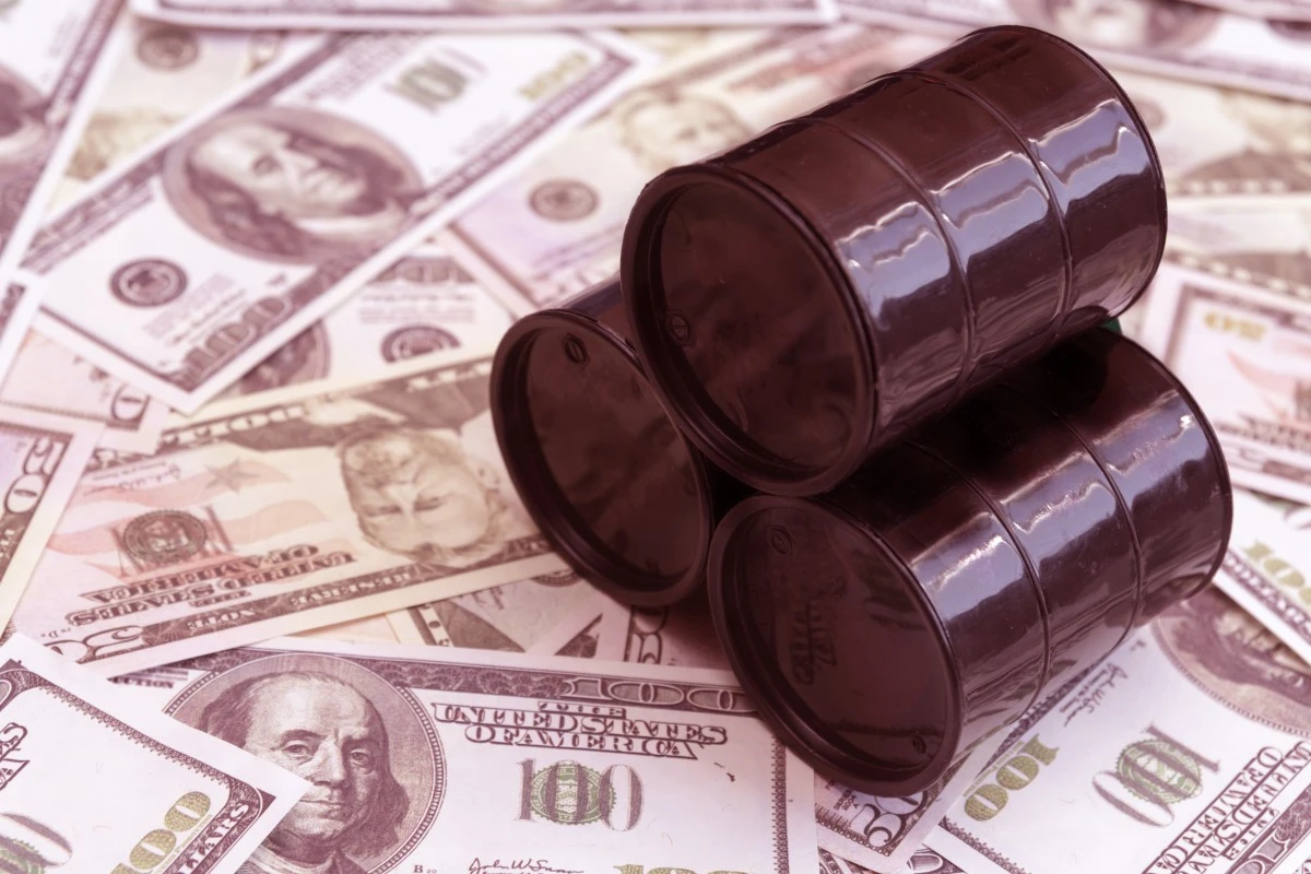 Нефть подешевела