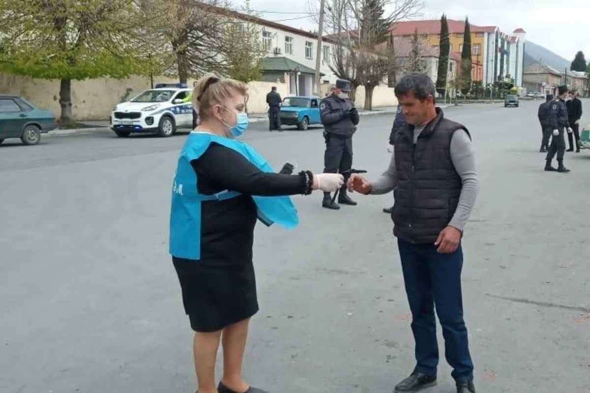 Dövlət Komitəsi əhaliyə pulsuz tibbi maskalar paylayır - FOTO Dövlət Komitəsi əhaliyə pulsuz tibbi maskalar paylayır - FOTO