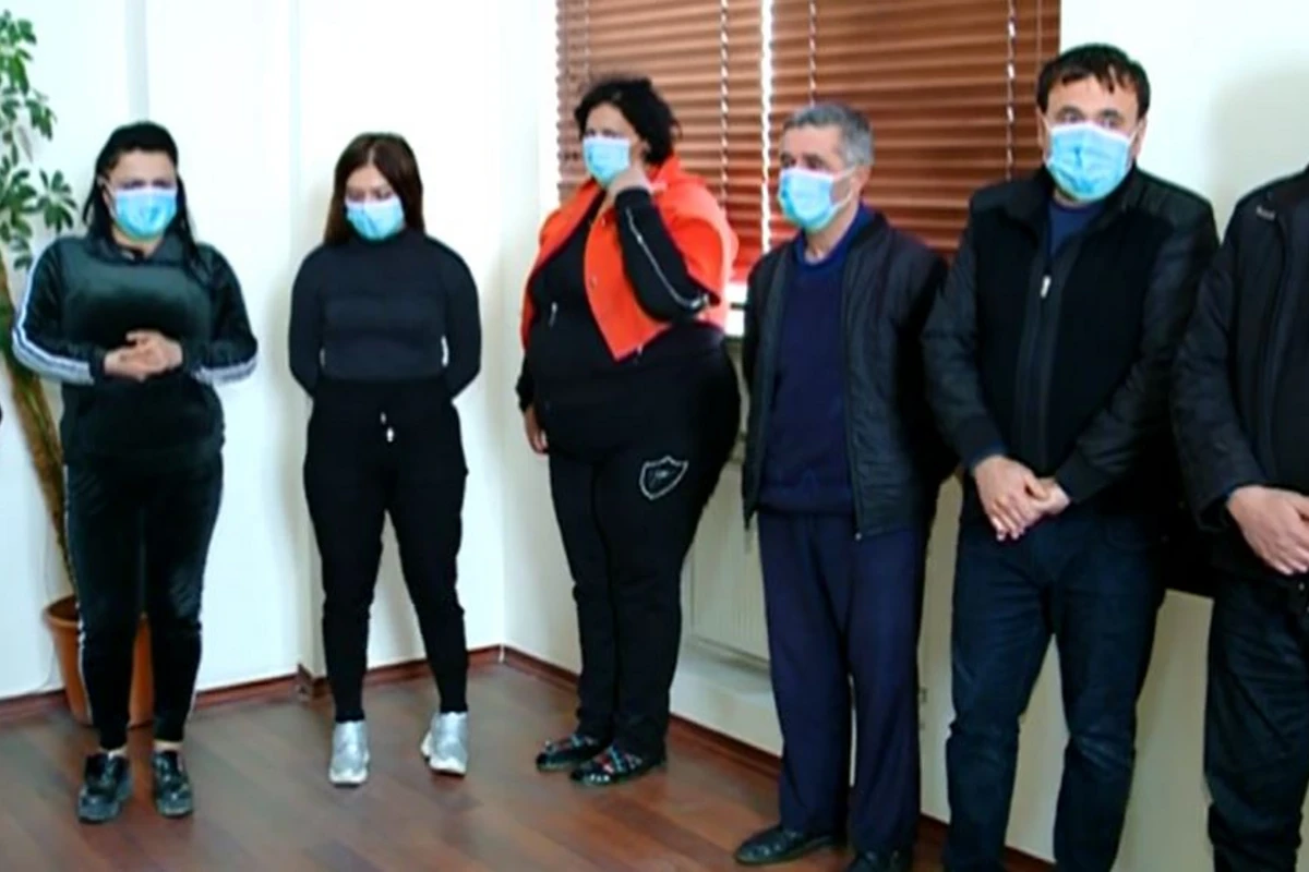 Polisin qadınlarla kafedə tutduğu obyekt sahibi: Dəvət etdik ki, çörək yeyək - VİDEO Polisin qadınlarla kafedə tutduğu obyekt sahibi: Dəvət etdik ki, çörək yeyək - VİDEO
