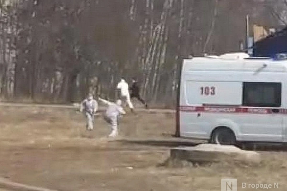 Погоня медиков в спецкостюмах за мужчиной из-за коронавируса попала на ВИДЕО