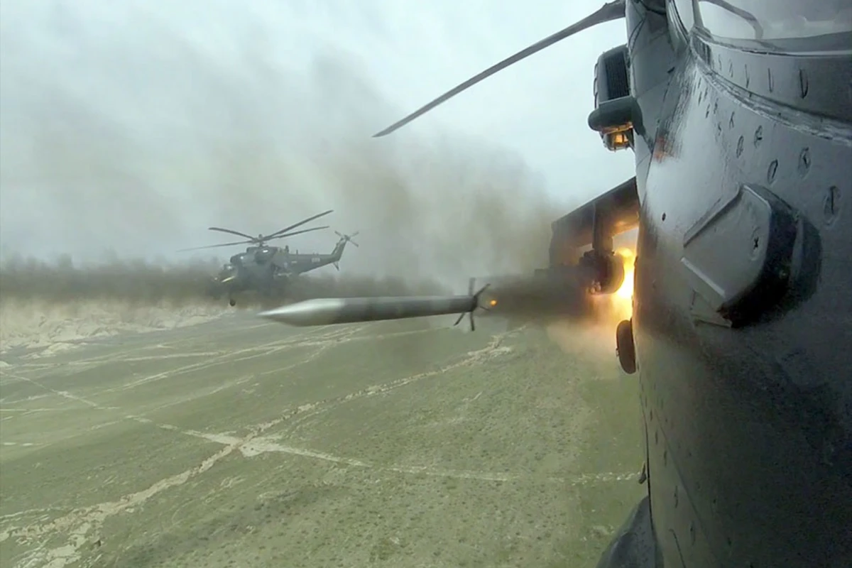 Hərbi Hava Qüvvələrinin helikopter bölmələri uçuş məşqləri keçirir - VİDEO