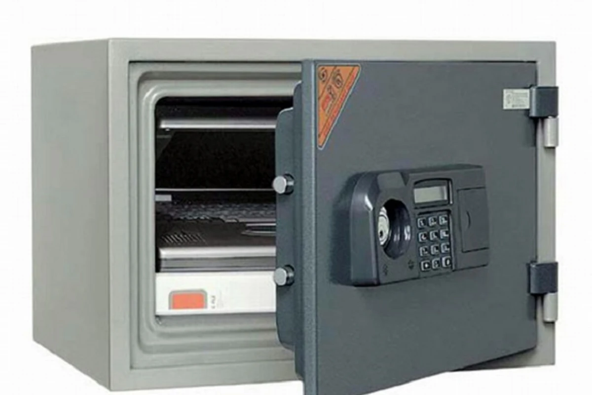 Bakıda içərisində 11 700 dollar olan seyf oğurlanıb