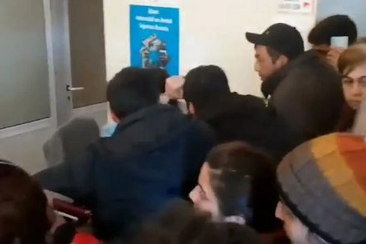 “Azərpoçt”dan 190 manatı almaq istəyən vətəndaşların yaratdığı sıxlıqla bağlı açıqlama - VİDEO “Azərpoçt”dan 190 manatı almaq istəyən vətəndaşların yaratdığı sıxlıqla bağlı açıqlama - VİDEO